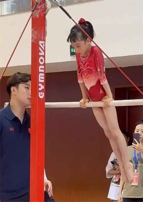 体操选手舞动身姿，赢得观众无数掌声的简单介绍